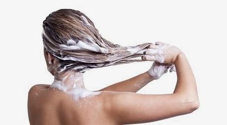 Masque capillaire à l'huile : 4 astuces pour un bon rinçage