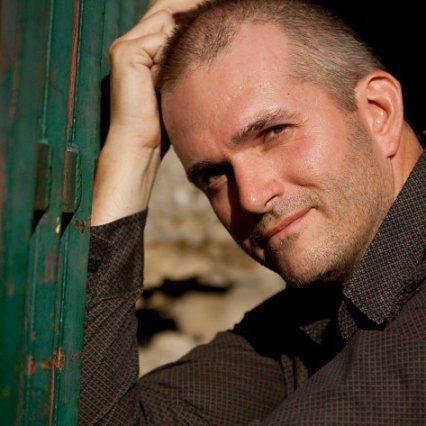 Interview – 1 livre en 5 questions : Au-delà de l’illusion, tome 2 – la traque de Denis Grienenberger 375778_10150936962328887_619157770_n