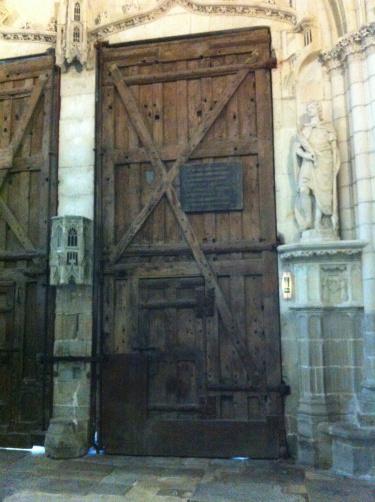 Les portes en bois de la cathédrale datant du règne de François II.