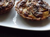 Tarte au confit de canard,fromage de chévre des Pyrénées, sel de Guérande au piment d'Espelette IG bas Tarte au confit de canard,fromage de chévre des Pyrénées, sel de Guérande au piment d'Espelette IG bas