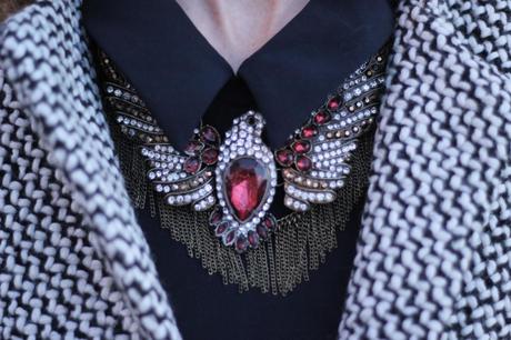 Défi 3 : un look à moins de 100 euros collier aigle zara