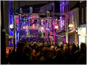 Big Brother trace les fêtards Des chercheurs hollandais tentent de suivre en temps réel l'ambiance d'une rue animée, et de calmer les fêtards en modifiant intensité et colorimétrie des éclairages.