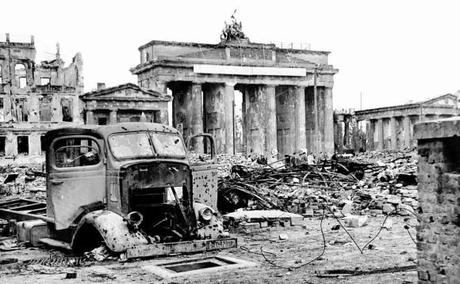 Berlin en 1945 devant la Porte de Brandebourg