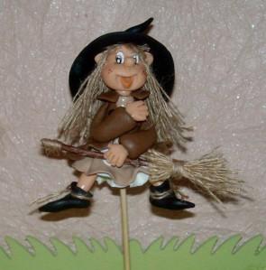 p'tite sorcière décorative à piquer DSCN5544