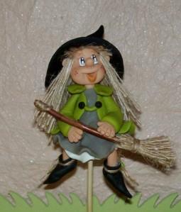 p'tite sorcière décorative à piquer DSCN5543