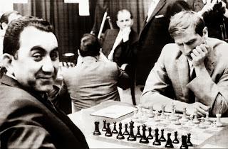 Bobby Fischer vs Tigran Petrosian lors du match URSS vs Reste du Monde à Belgrade le 29 Mars 1970 (1-0 en 39c)© Chess & Strategy 