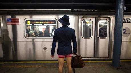 FÊTE DU SLIP ! Sydney, Hong Kong, Pékin et New Delhi ont donné dimanche le coup d'envoi de la 13e journée mondiale «sans pantalon», une manifestation loufoque lancée à New York (ici en photo) en 2002. Au total, une soixantaine de grandes villes ont participé à la 13e édition internationale «No Pants Subway Ride» (»un tour dans le métro sans pantalon»), destiné à apporter un «grain de folie» dans le quotidien des citadins. Avec pour seule condition: garder l'air impassible.