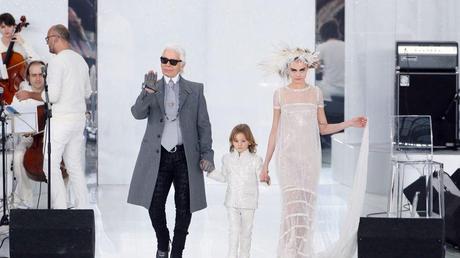 Délicatesse. Ce mardi 21 janvier, Karl Lagerfeld a présenté au Grand Palais, à Paris, sa dernière collection Chanel couture du printemps/été prochain. A la fin du défilé, le créateur est réapparu, accompagné du top britannique Cara Delevingne, habillée en mariée, tout en transparence avec une longue traîne, avec un garçonnet d'honneur de choix: le filleul de Karl, Hudson