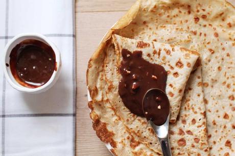 Crêpes au lait ribot, sauce chocolat et compote dagrumes crepes lait ribot chocolat amandes 1024x682 Crêpes au lait ribot, sauce chocolat et compote dagrumes