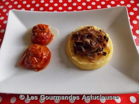 Polenta aux oignons, accompagnée de tomates confites