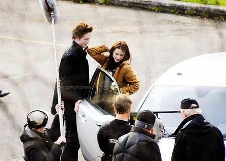 Bella et Edward arrivent ensemble au lycée