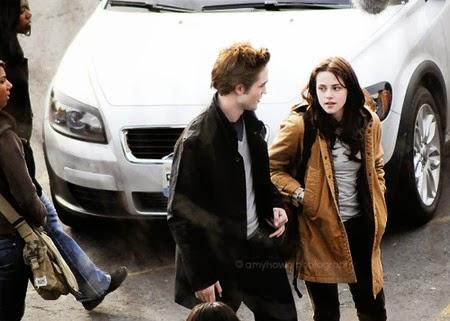 Bella et Edward arrivent ensemble au lycée