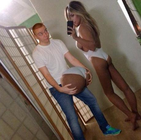 Il s’incruste sur les photos des stars sur Instagram 20140125-102546.jpg