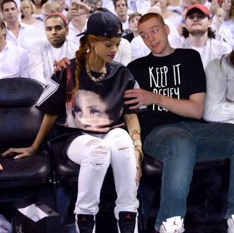 Il s’incruste sur les photos des stars sur Instagram 20140125-102527.jpg