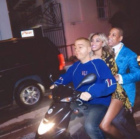 Il s’incruste sur les photos des stars sur Instagram 20140125-102537.jpg