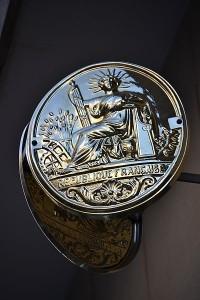 Notaires : Quand les pouvoirs publics volent au secours des fraudeurs Insigne de notaire à Paris (Crédits : Utr dragon, Creative Commons)