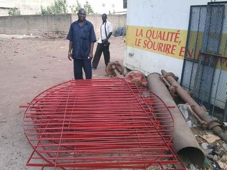 La maison de Kaffrine : Le sourire en prime ! kafrine-grilles-rouges.jpg