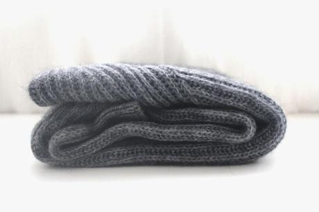 New In - Le pull gris & Pochette rouge New In - Le pull gris & Pochette rouge