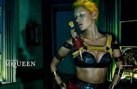 Kate Moss sublime dans la nouvelle campagne Alexander McQueen...