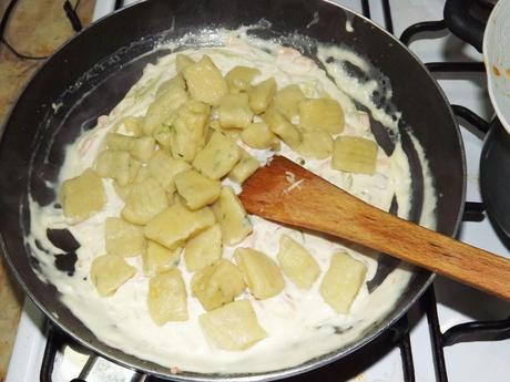 Gnocchi de pomme de terre au saumon fumé et courgette Gnocchi de pomme de terre au saumon fumé et courgette