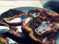 Brioche perdue aux pommes dorées et sauce caramel Brioche perdue aux pommes dorées et sauce caramel