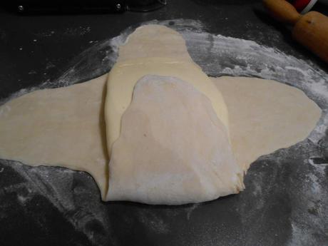 Photo 7: rabat du premier côté de la pâte sur le beurre