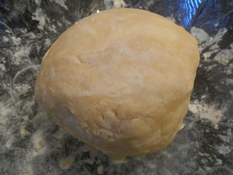 La pâte en boule avant mise sous film alimentaire (étape 4)