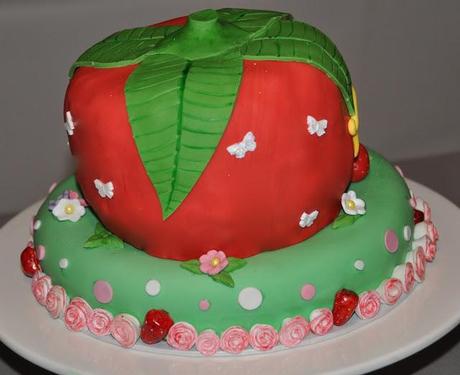 Gâteau 3D Charlotte aux fraises et sa pinata