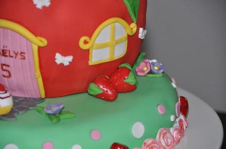 Gâteau 3D Charlotte aux fraises et sa pinata