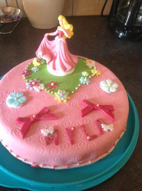 Gâteau princesse en pâte à sucre. Gâteau princesse en pâte à sucre.