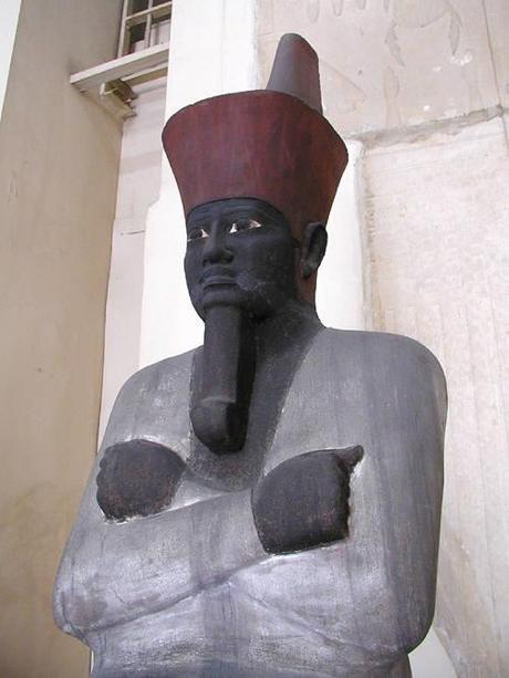 Ce fut le temps de l'équilibre, le Moyen Empire et ses graves problèmes de succession... (2) En Égypte ancienne ! http://upload.wikimedia.org/wikipedia/commons/8/86/Mentuhotep_Seated.jpg