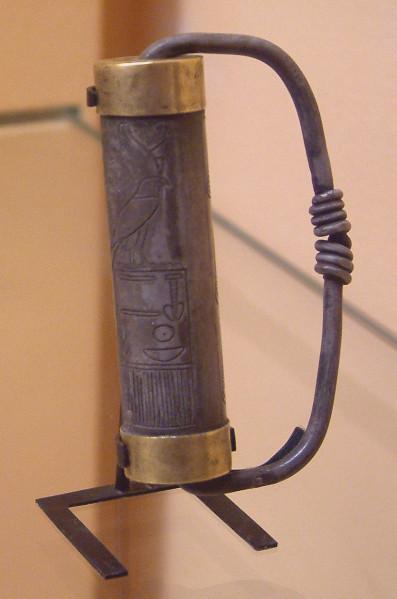 Ce fut le temps de l'équilibre, le Moyen Empire et ses graves problèmes de succession... (2) En Égypte ancienne ! Egypte_louvre_248b_sceau.jpg