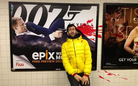 Il se fait trucider par les affiches de films du métro jonburgerman-shots