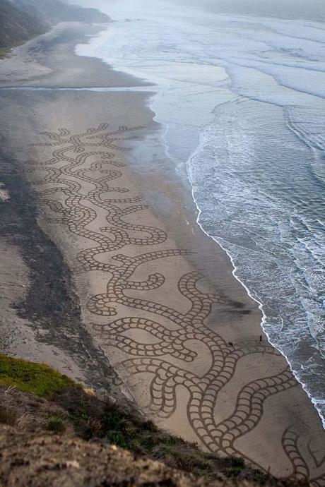 Les incroyables dessins d'Andres Amador sur les plages de Californie