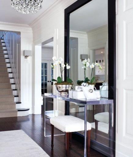 Décorer son hall d’entrée Entrée - chic avec grand miroir