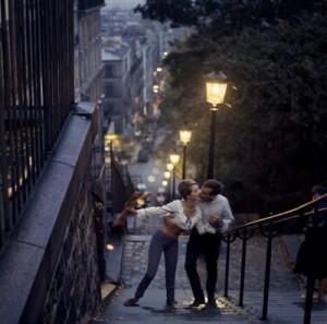 1-couple-kissing-on-montmarte-steps_132