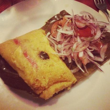 Tamal de pollo - Pâté de maïs avec farce de poulet, œufs, olive, piment, cuit dans une feuille de bananier Tamal de pollo - Pâté de maïs avec farce de poulet, œufs, olive, piment, cuit dans une feuille de bananier