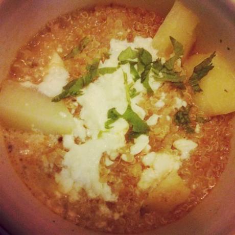 Quínoa Atamalada - Quinua, blé des Andes, accompagné d’une sauce au fromage, de pomme de terre et d’une salade Quínoa Atamalada - Quinua, blé des Andes, accompagné d’une sauce au fromage, de pomme de terre et d’une salade