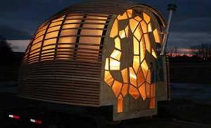 Une mini-maison de 20 mètres carrés, transportable sur une remorque, avec toilettes, collecte des eaux de pluie et un panneau solaire de 120 watts.