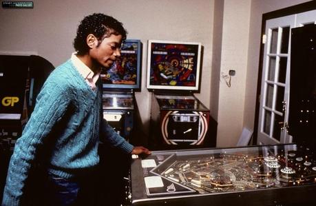 4641 Hayvenhurst Avenue, Encino - Los Angeles, Californie MJ-IN-ENCINO-THRILLER-ERA-michael-jackson-13735646-1100-716