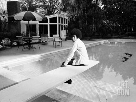 4641 Hayvenhurst Avenue, Encino - Los Angeles, Californie michael-jackson-at-home-in-los-angeles-by-the-poolside-sitting-on-diving-board_i-G-37-3709-1OZAF00Z