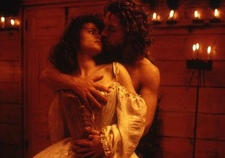 Victor Frankenstein (Kenneth Branagh) et Elisabeth (Helena Bonham Carter)