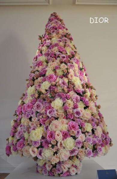  Cette année, Dior a couvert le sapin de roses 