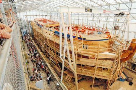 HERMIONE EST ( aussi ) UN BATEAU l'Hermione a été construite dans une forme de radoub classée Monument historique, sorte de «berceau» de pierre qui a permis l’installation d’un ensemble de passerelles et coursives rendant possible la découverte du navire tout au long de sa construction.