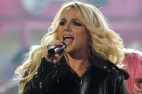 Playback : Britney perd son micro mais la chanson continue quand même !