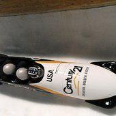 Sotchi : un champion de Bobsleigh défonce la porte de sa salle de bain bloquée Sochi Problem? No Problem: Bobsledder Demolishes Jammed Bathroom Door