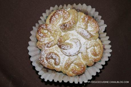 BRIOCHE EN FORME DE FLEUR P1070533