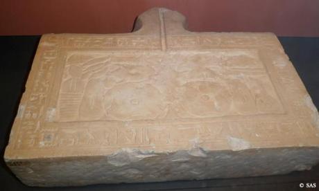 SALLE 5 - VITRINE 6, CÔTÉ NORD : 11. DE L'INCOMPLÉTUDE À MÊME LE SOL (Seconde partie : une table d'offrandes) Table-d-offrandes--2--c--SAS-.JPG