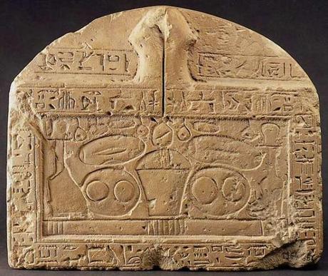 SALLE 5 - VITRINE 6, CÔTÉ NORD : 11. DE L'INCOMPLÉTUDE À MÊME LE SOL (Seconde partie : une table d'offrandes) Table-d-offrandes-d-Imenemipet-et-Noubemtekh.jpg