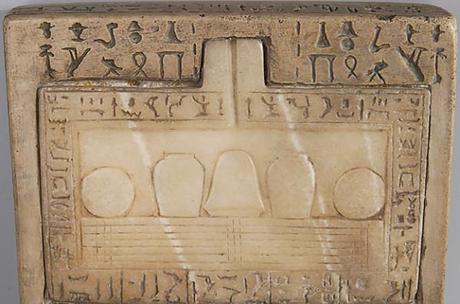 SALLE 5 - VITRINE 6, CÔTÉ NORD : 11. DE L'INCOMPLÉTUDE À MÊME LE SOL (Seconde partie : une table d'offrandes) Table-d-offrandes-de-Senpou--Louvre-E-11573---c-C.-Decamp.jpg